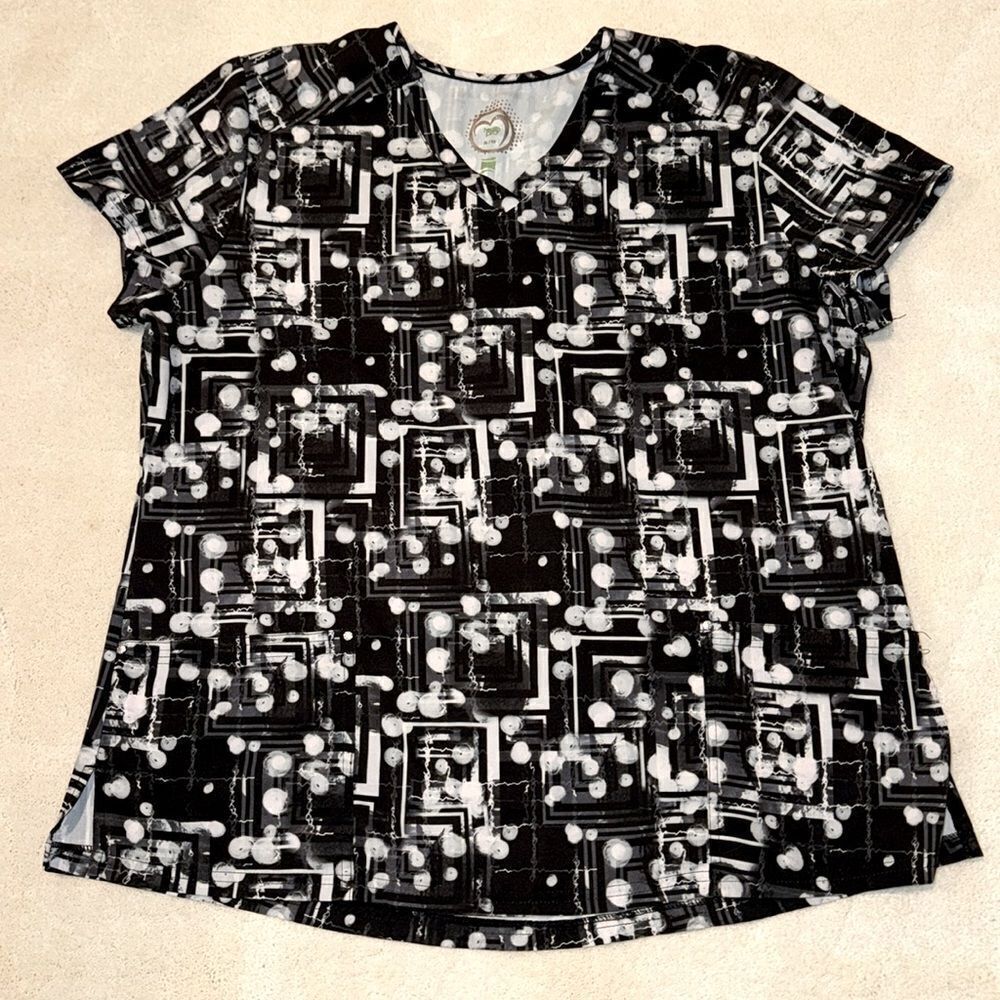 Women’s Healthcare Top/Scrubs-Health Pro. Size XL. Black White Pattern